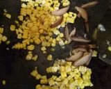 Foto langkah ke 2 dari resep Sup Asparagus ayam jagung.