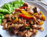 Foto langkah ke 5 dari resep Ayam tumis paprika.