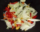 Foto langkah ke 3 dari resep Tumis Timun Telur dengan Bawang Bombay.