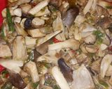 Foto langkah ke 5 dari resep Tumis jamur pentul extra pedas.