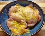 Foto del paso 3 de la receta: Milanesas de pollo marinada sin huevo 🙊
