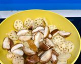 Hình bước làm 1 của món Nấm đông cô xào rau củ