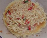 Foto langkah ke 4 dari resep Omelet Mie Praktis dan Lezat.