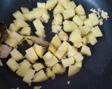 Foto langkah ke 3 dari resep Tumis Ayam Kentang.