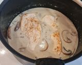 Foto del paso 7 de la receta: Pechuga de pollo con champiñones en salsa de quesitos