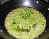Foto del paso 2 de la receta: Risotto frutti di mare con monedas de plátano verde y ensalada