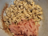 Tallarines de arroz con pollo y jamón en salsa de soja