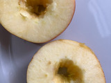 Ensalada de espárragos blancos sobre carpaccio de manzana y remolacha