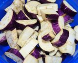 Foto langkah ke 1 dari resep Oseng-Oseng Terong Pedas.