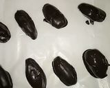 A picture of step 4 of Almond stuffed dates chocolate.