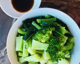 Hình bước làm 7 của món Bông cải xanh luộc hết không bỏ thân và lá