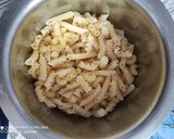 A picture of step 1 of White sauce pasta.