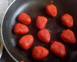A picture of step 4 of Strawberry sandesh.