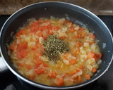 Foto del paso 1 de la receta: Empanadas de cebolla, tomate y queso