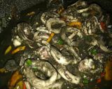 Foto langkah ke 3 dari resep Tumis Cumi Tinta.