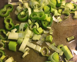 Foto del paso 2 de la receta: Paella vegana de coliflor con toque de cilantro 🥘🍀