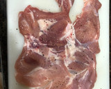 Foto del paso 1 de la receta: Muslo de pollo deshuesado en salsa de cebolla y alcachofas