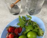 Foto langkah ke 1 dari resep Strawberry Mojito.
