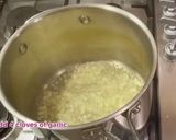 A picture of step 1 of Singapore Hokkien Mee.