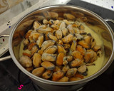 Foto del paso 3 de la receta: Mejillones en salsa de cerveza con nata y patatas fritas
