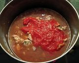 Foto del paso 7 de la receta: Pollo en salsa de tomate con huevos cocidos