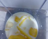 A picture of step 2 of Banana and mango smoothie.