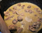Foto del paso 3 de la receta: Muslos deshuesados en salsa cremosa de cebolla