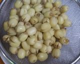 Hình bước làm 1 của món Chè bí đỏ hạt sen