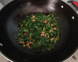 Foto langkah ke 3 dari resep Tumis Pedas Daun Ubi-Kerang.