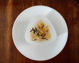 Hình bước làm 2 của món Onigiri bằng khuôn cho bé tập làm cơm nắm