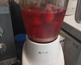 Foto langkah ke 3 dari resep Strawberry Yogurt.