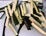 Une image de l'étape 2 de Frites de courgettes au four herbes de Provence basilic et parmesan.