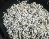 Foto del paso 2 de la receta Salteado de gulas con gambas y huevo cuajado