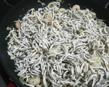 Foto del paso 2 de la receta: Salteado de gulas con gambas y huevo cuajado