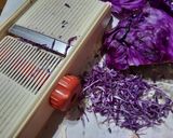 Foto del paso 2 de la receta: Ensalada coleslaw - cortada en mandolina (sin crema)