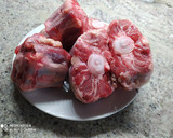 Foto del paso 1 de la receta: Rabo de ternera estofado con cebolla, ajo, laurel y vino