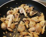 Foto del paso 4 de la receta: Escalopines de ternera con champiñones en salsa