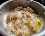 Foto del paso 3 de la receta: Timbal de salmón y camarones con salsa de camarones