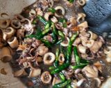 Foto langkah ke 4 dari resep Tumis Cumi Cabai Hijau.