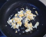 รูปขั้นตอนการทำที่ 1 ของ ไก่ผัดโหระพาใส่ไข่
