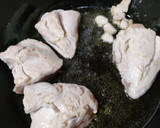 Foto del paso 2 de la receta: Piquillo rellenos de pechuga de pollo con jamón dulce y queso