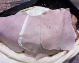 Foto del paso 3 de la receta: Bondiola mechada con Roquefort cubierto con jamón y tapada