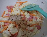 Foto langkah ke 4 dari resep Mie goreng sosis sayur.