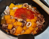 Foto del paso 3 de la receta: Chipirones guisados con calabaza, setas y gambas