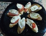 Foto del paso 5 de la receta: Canapés con tomate y queso de cabra tres hierbas
