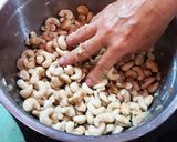 Foto langkah ke 1 dari resep Kacang mede goreng gurih.