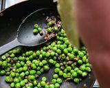 Foto del paso 4 de la receta: Chícharos salteados con alcaparras y cebolla morada