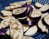 Foto langkah ke 1 dari resep Tumis Terong Ungu Jamur Kancing.