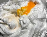 Rolada z serkiem mascarpone i bitą śmietaną krok przepisu 2 zdjęcie