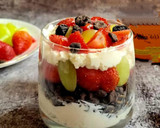 A picture of step 3 of Muesli yougart parfaits.